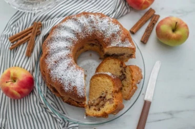 KUGLOF SA JABUKAMA I ORASIMA: Recept za sočan, mirisan i vazdušast kolač koji uspeva i početnicima