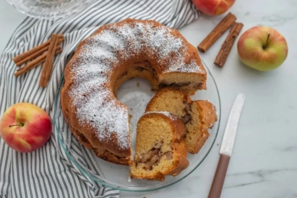 KUGLOF SA JABUKAMA I ORASIMA: Recept za sočan, mirisan i vazdušast kolač koji uspeva i početnicima