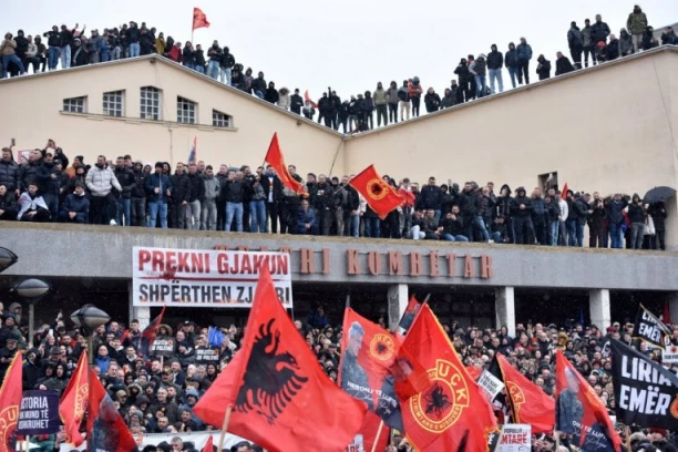 OPSADNO STANJE U PRIŠTINI, BIVŠI PRIPADNICI TZV. OVK BLOKIRALI SKUPŠTINU! Sukobi sa policijom u punoj opremi, bačena pirotehnička sredstva