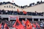 OPSADNO STANJE U PRIŠTINI, BIVŠI PRIPADNICI TZV. OVK BLOKIRALI SKUPŠTINU! Sukobi sa policijom u punoj opremi, bačena pirotehnička sredstva