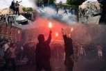 BRUTALAN OBRAČUN POLICIJE SA DEMONSTRANTIMA U FRANCUSKOJ! Zapaljen ulaz u školu, učenici zarobljeni: Hapse maloletnike (FOTO)