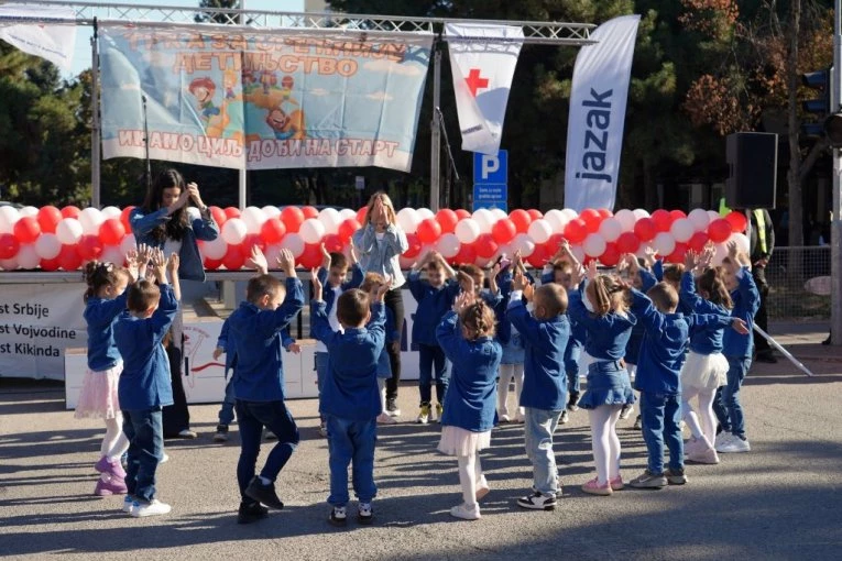 "Trka za srećnije detinjstvo" održana u Kikindi, uz podršku Jazak vode (FOTO)