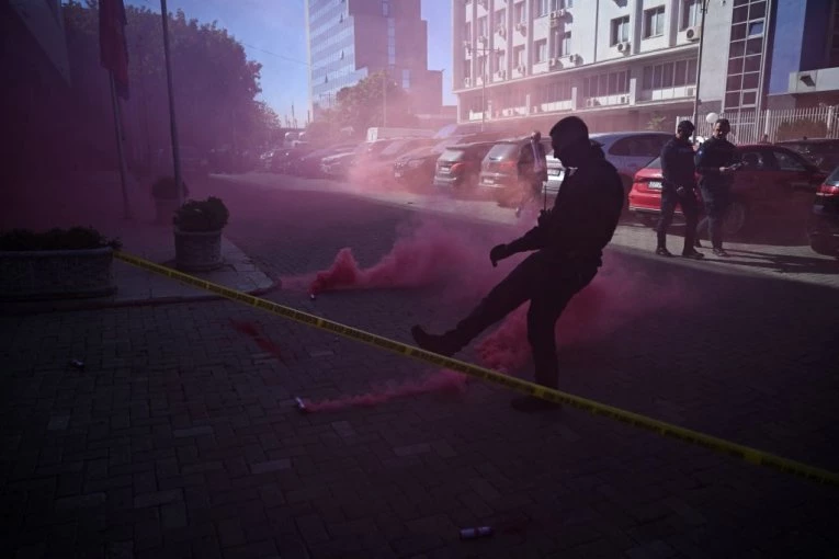 DEMONSTRANTI SILOM VRAĆAJU POSLANIKE U SKUPŠTINU! Haos u Prištini: Blokirali sve ulaze i izlaze!