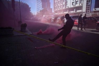 DEMONSTRANTI SILOM VRAĆAJU POSLANIKE U SKUPŠTINU! Haos u Prištini: Blokirali sve ulaze i izlaze!
