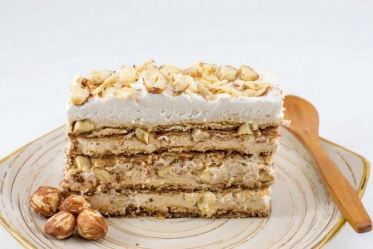 Torta ŠPANSKI VETAR: Hrskave kore, lešnici i slojevi raskošnog fila - recept koji uvek uspeva