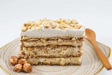 Torta ŠPANSKI VETAR: Hrskave kore, lešnici i slojevi raskošnog fila - recept koji uvek uspeva