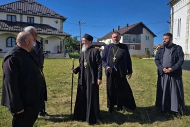 OBNOVA RODNE KUĆE VOJVODE VUKA U SJENICI PRIVODI SE KRAJU: Posle liturgije, mitropolit Atanasije obišao radove i podsetio na značaj očuvanja istorijskog nasleđa