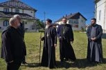 OBNOVA RODNE KUĆE VOJVODE VUKA U SJENICI PRIVODI SE KRAJU: Posle liturgije, mitropolit Atanasije obišao radove i podsetio na značaj očuvanja istorijskog nasleđa