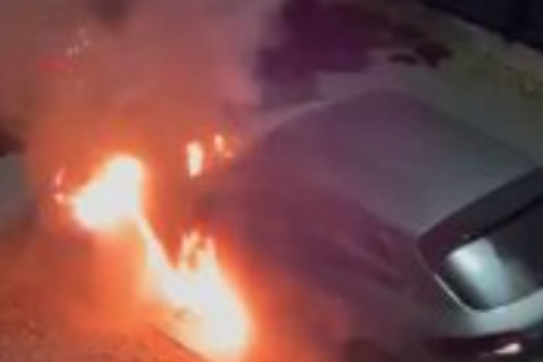 Zapaljen auto