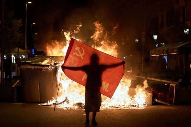 ZBOG NJE JE PALA VLADA U ŠPANIJI I DESETINE HILJADA LJUDI IZAŠLO NA ULICE! Umrla Marikarmen Abaskal, koja je zbog nemaštine izbačena iz stana! (FOTO)