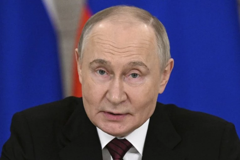 Portparol nemačke vlade: Merc ogorčen zbog Šrederovog odlaska na Putinov rođendan