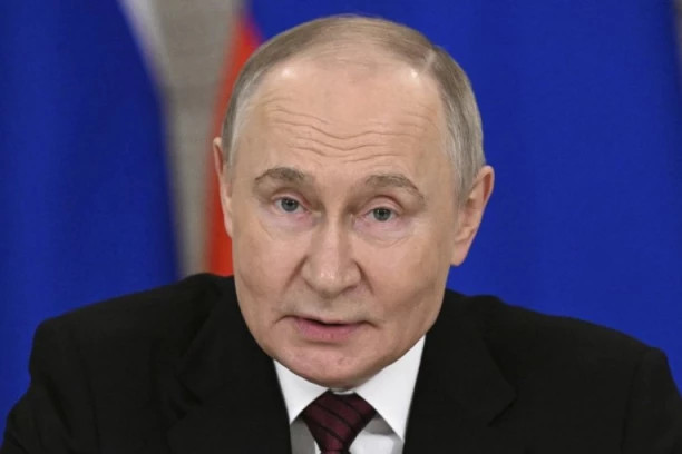 Portparol nemačke vlade: Merc ogorčen zbog Šrederovog odlaska na Putinov rođendan
