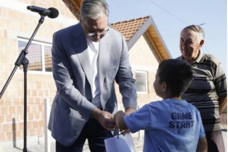 URUČIO MU I POKLON! Dirljiv suret Vučića i jednog dečaka u Jabučju kod Lajkovca! (FOTO)