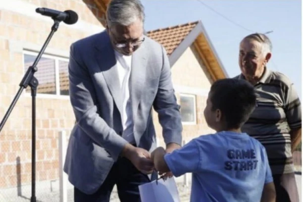 URUČIO MU I POKLON! Dirljiv suret Vučića i jednog dečaka u Jabučju kod Lajkovca! (FOTO)