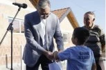 URUČIO MU I POKLON! Dirljiv susret Vučića i jednog dečaka u Jabučju kod Lajkovca! (FOTO)