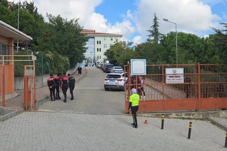 TINEJDŽERKA (15) NOŽEM NAPALA UČENICE U ŠKOLI U TURSKOJ: Jedna devojčica preminula, sedam povređenih
