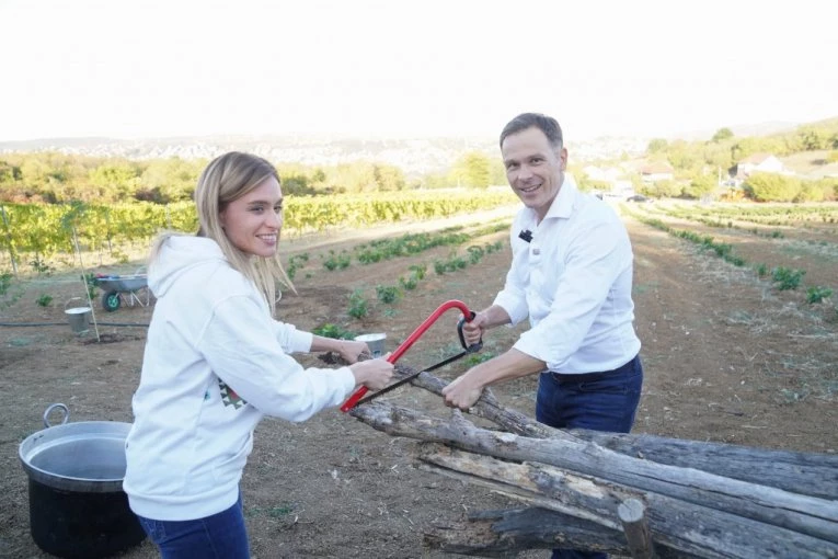 MALI POSETIO VINOGRAD I IMANJE MILICE ĐURĐEVIĆ STAMENKOVSKI! Zajedno orezali lozu, pa posle razgovarali s narodom! (FOTO, VIDEO)