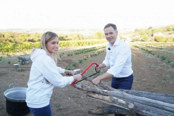 MALI POSETIO VINOGRAD I IMANJE MILICE ĐURĐEVIĆ STAMENKOVSKI! Zajedno orezali lozu, pa posle razgovarali s narodom! (FOTO, VIDEO)