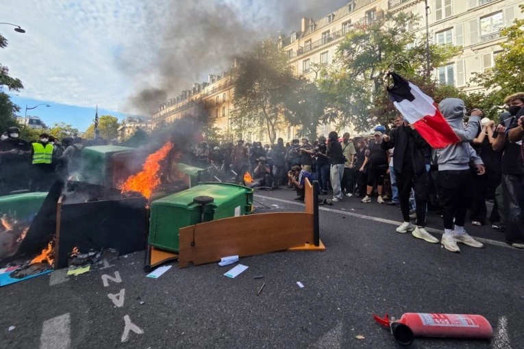 PROTESTI U FRANCUSKOJ VAN KONTROLE! Policajac granatom pogodio dečaka u glavu - na ulicama, osim dece, i nastavnici, roditelji i sindikati! (UZNEMIRUJUĆI VIDEO)