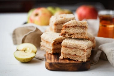 SIPANA PITA OD JABUKA: Recept za sočan kolač bez razvijanja kora, mleka i jaja, a uvek uspeva