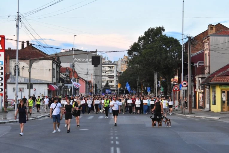 ŽUTI BLOKADERSKI SNOBOVI BI DIREKTNO NA VRAČAR, A KUĆI JEDU LUK KAO DA JE JABUKA: Blokaderka Drina Glišić kupila stan preko Vučićevog kredita za mlade!