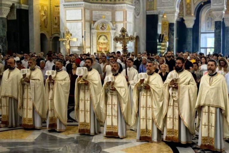 ZAŠTO SVEŠTENIKE ZOVEMO "OČE", AKO JE ISUS REKAO DA JE OTAC SAMO ONAJ NA NEBESIMA: Evo šta pravoslavno predanje kaže o ovakvom oslovljavanju