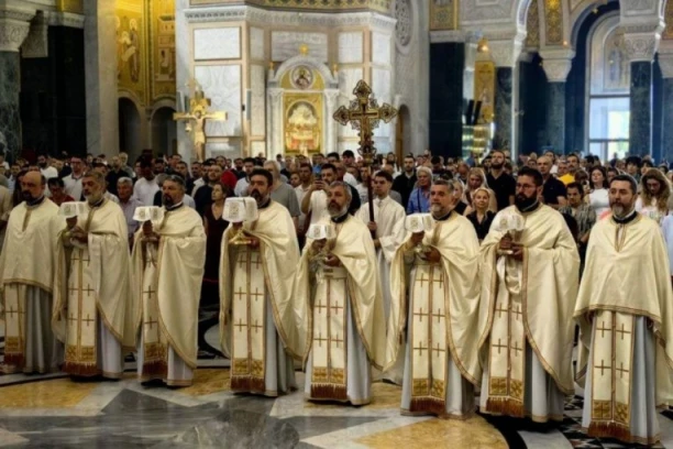 ZAŠTO SVEŠTENIKE ZOVEMO "OČE", AKO JE ISUS REKAO DA JE OTAC SAMO ONAJ NA NEBESIMA: Evo šta pravoslavno predanje kaže o ovakvom oslovljavanju