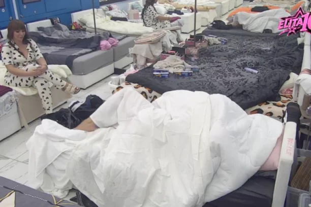 VRELA AKCIJE LAURE I ĐUKIĆA RAZBESNELA ZADRUGARE! Skandalozna obnažena Laura dahtanjem budila ukućane - OKA NISU SKLOPILI! (VIDEO)