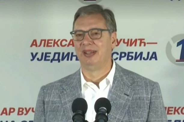 VUČIĆ NA MITINGU U PANČEVU! Veliki broj ljudi dočekao ga na gradskom trgu - SVE SE ORI OD "ACO, SRBINE"! (FOTO)