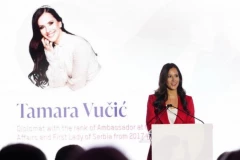 Tamara Vučić u MOĆNOM CRVENOM ODELU: Svi gledaju boju, a jedan DETALJ na sakou posebno privlači pažnju (GALERIJA)