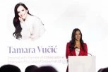 Tamara Vučić u MOĆNOM CRVENOM ODELU: Svi gledaju boju, a jedan DETALJ na sakou posebno privlači pažnju (GALERIJA)