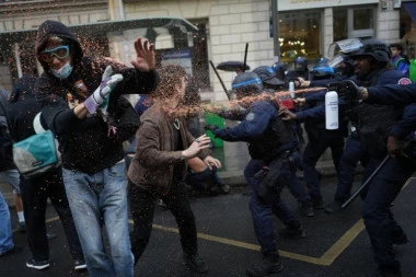 PRETUČEN POMOĆNIK DIREKTORA ŠKOLE, DEMONSTRANT UDAREN U LICE: Potpuni haos u Francuskoj, policija nemoćna!