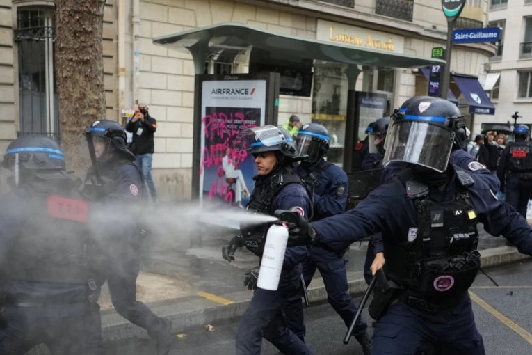 GRADONAČELNIK SEN DENIJA POGOĐN SUZAVCEM USRED HAOSA NA PROTESTU U PARIZU: Stao između policije i demonstranata