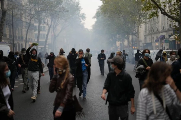HAOS U FRANCUSKOJ NE PRESTAJE! 504 osobe privedene tokom protesta srednjoškolaca