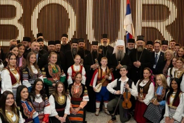 “OVO JE VAŽAN TRENUTAK ZA SRBE U AUSTRALIJI”: Patrijarh Porfirije svečano dočekan uz pesmu i trobojke u Melburnu