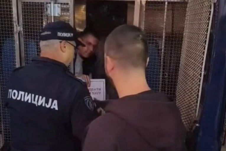 SKANDAL U NIŠU: Uhapšen blokader Mateja Nikolić nakon povređivanja mlade aktiviskinje SNS: Pogledajte snimak hapšenja (VIDEO)