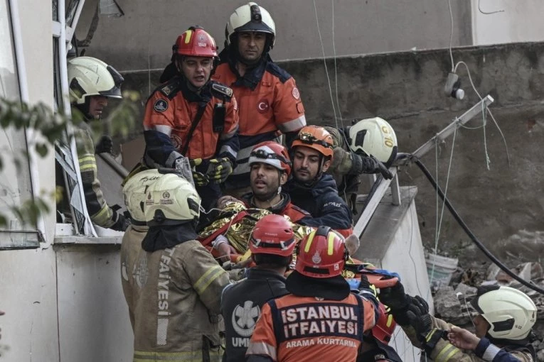 HOROR U ISTANBULU: Srušila se tri sprata zgrade, ljudi ostali zarobljeni pod ruševinama (VIDEO)