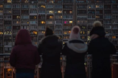 JEZIVO! Devojčica (3) visila s prozora na 12. spratu - zaglavila joj se glava među šipkama, vatrogasci uložili nadljudski napor da je spasu! (VIDEO)