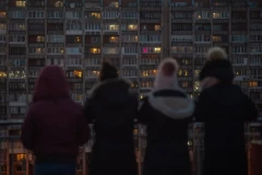 JEZIVO! Devojčica (3) visila s prozora na 12. spratu - zaglavila joj se glava među šipkama, vatrogasci uložili nadljudski napor da je spasu! (VIDEO)