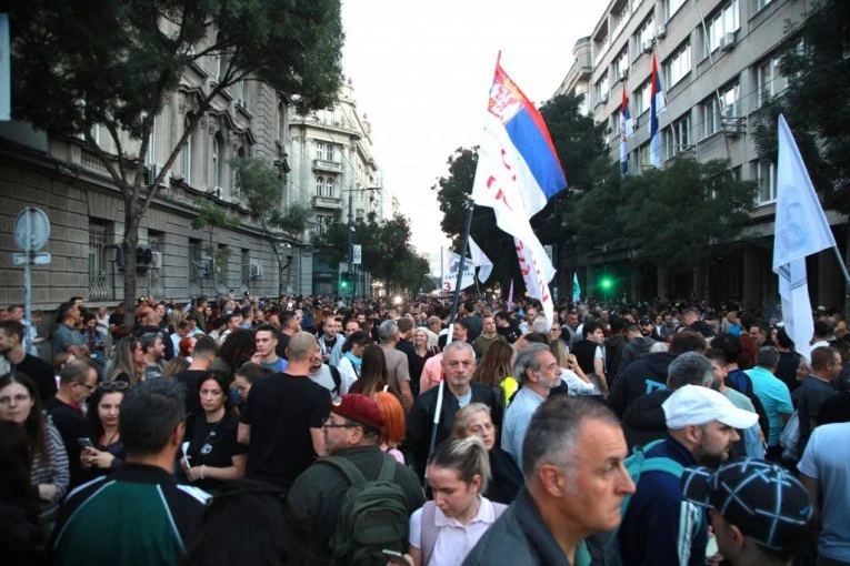 SKANDALOZNA UVREDA STRUJALA SRBIJOM! Ovo je prava slika blokadera: BLOKADER Stefan Tomić PORUČIO: “SRBIJA je Vuko***ina”