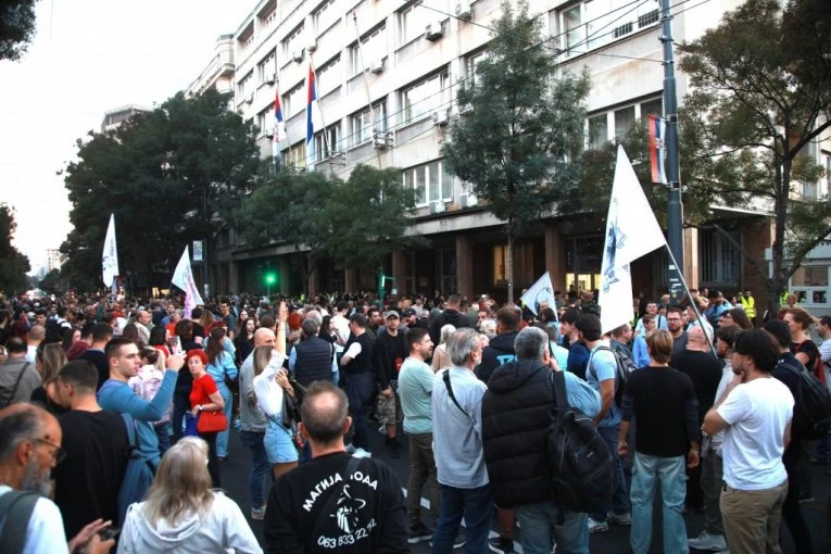 BESNI RAT DO ISTREBLJENJA MEĐU BLOКADERIMA U LESКOVCU: Opštinski tim šutnuo "lidera" Gradimira Cvetanovića zbog mutnih veza sa opozicijom!