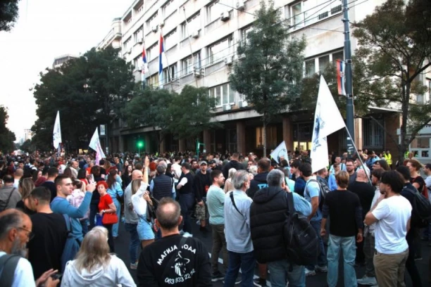 BESNI RAT DO ISTREBLJENJA MEĐU BLOКADERIMA U LESКOVCU: Opštinski tim šutnuo "lidera" Gradimira Cvetanovića zbog mutnih veza sa opozicijom!
