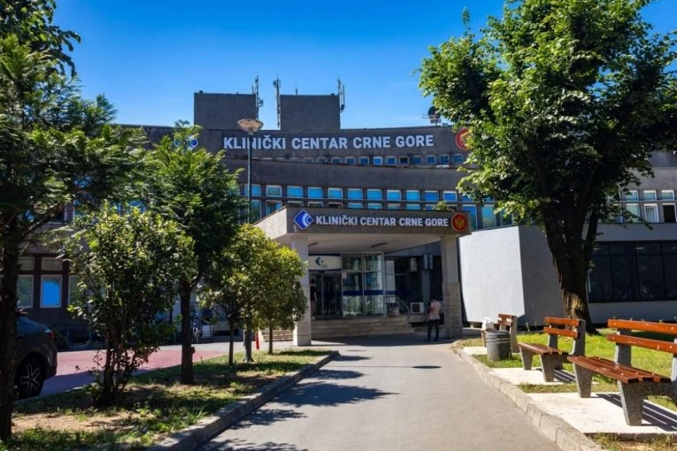 POŽAR U PODGORICI! Gori deo Kliničkog centra Crne Gore, vatrogasci hitno izašli na teren!