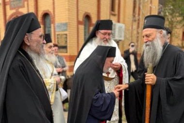 IŠLI SU TRBUHOM ZA KRUHOM, A BOG IH JE VODIO: Patrijarh Porfirije svečano dočekan u manastiru Svetog Save u Australiji