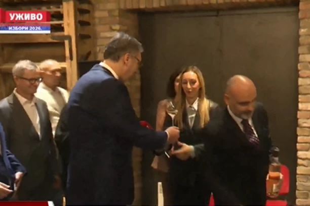 VUČIĆ OBILAZI OPLENAC! Nakon razgovora sa građanima, posetio Kraljevu vinariju! (FOTO)