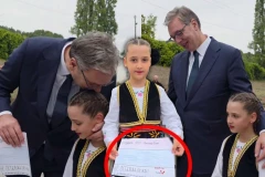 "NE OSTAVLJAJTE NAS, VOLIMO VAS!" Dirljiv trenutak na Oplencu - Vučića raznežila poruka male Anđelije: PLAKALA SAM KAD STE DALI OSTAVKU! (VIDEO)
