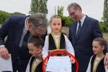 "NE OSTAVLJAJTE NAS, VOLIMO VAS!" Dirljiv trenutak na Oplencu - Vučića raznežila poruka male Anđelije: PLAKALA SAM KAD STE DALI OSTAVKU! (VIDEO)