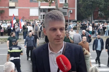 ARNO GUJON POSLAO NARODU VAŽNU PORUKU IZ KRAGUJEVCA: "Aleksandar Vučić je najbolji čuvar institucija, samim tim i naše države! (VIDEO)