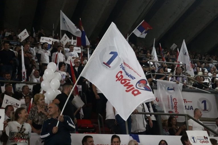 "UBIĆU TE, AKO TE JOŠ JEDNOM VIDIM!" Aktivistkinju SNS verbalno napao komšinicin sin: Da nisam ušla u kola nasrnuo bi na mene!