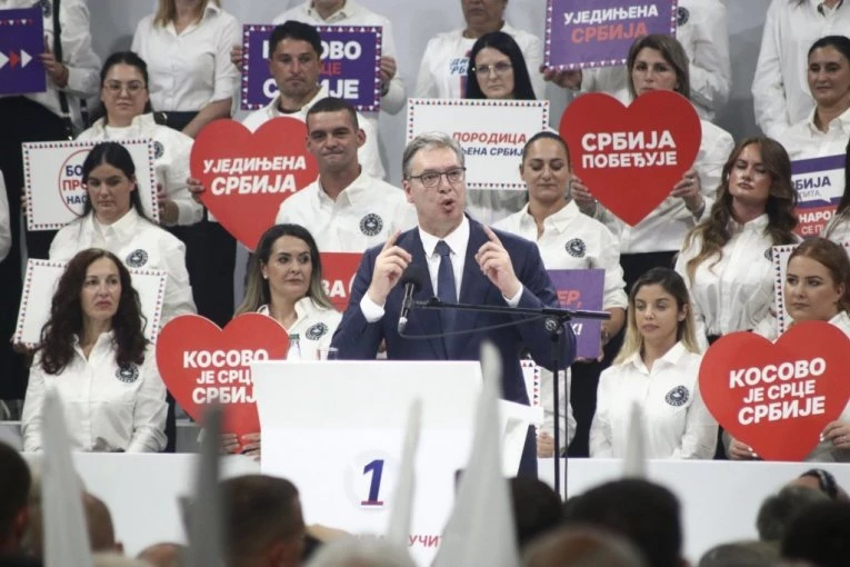 ZAGRLJAJ KOJI JE RASTOPIO KRAGUJEVAC: Dečak prišao Vučiću i zagrlio ga